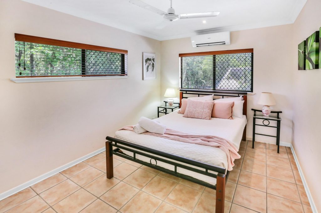 Palm Cove House Queen Room 2